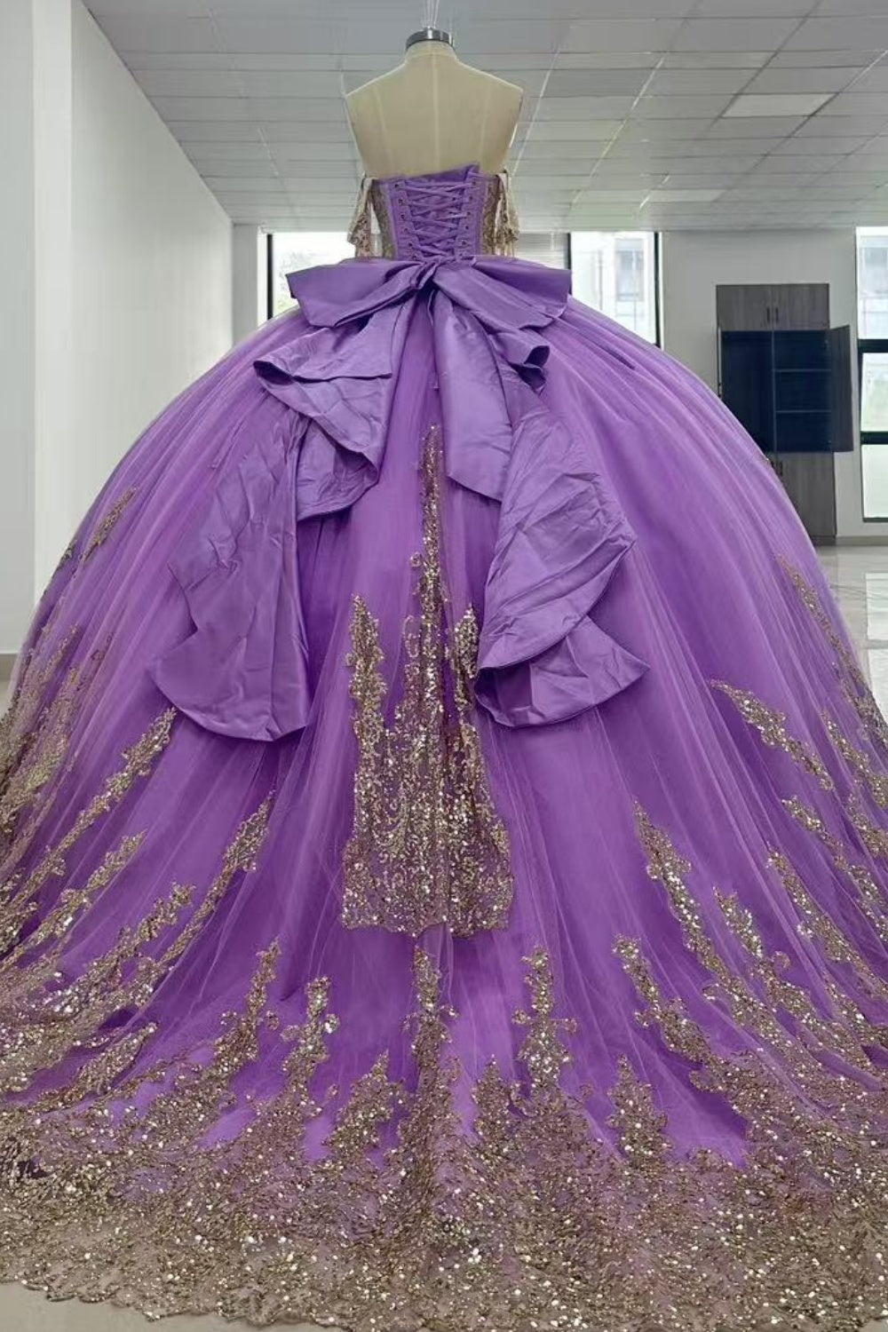Off Shoulder Sleeveless Sequins Beaded Gold Appliques Bow Knot Purple Quinceañera Dress Y1010