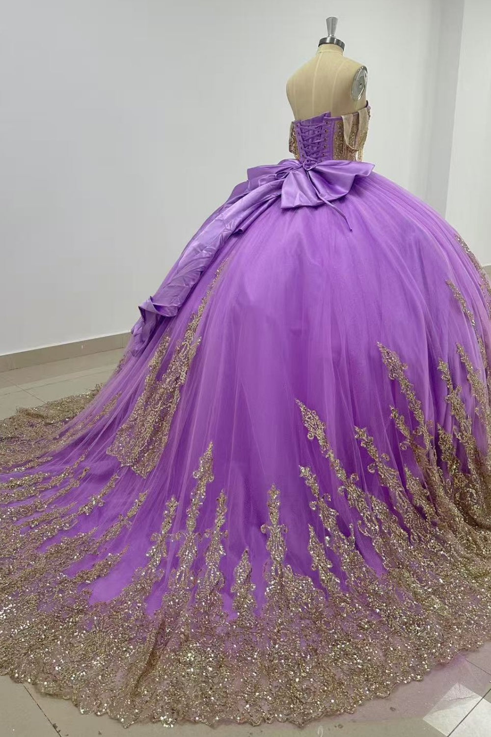 Off Shoulder Sleeveless Sequins Beaded Gold Appliques Bow Knot Purple Quinceañera Dress Y1010