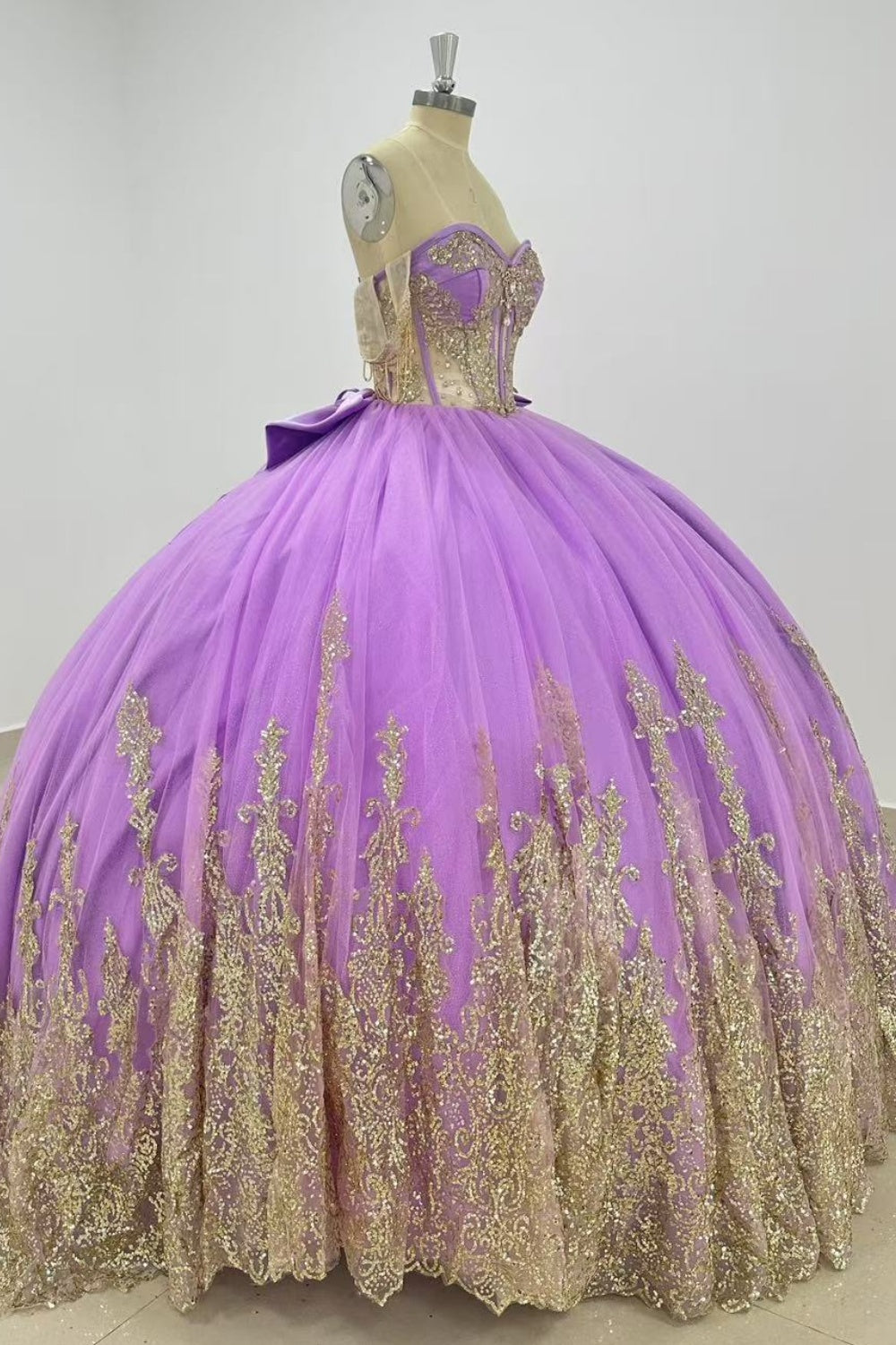 Off Shoulder Sleeveless Sequins Beaded Gold Appliques Bow Knot Purple Quinceañera Dress Y1010