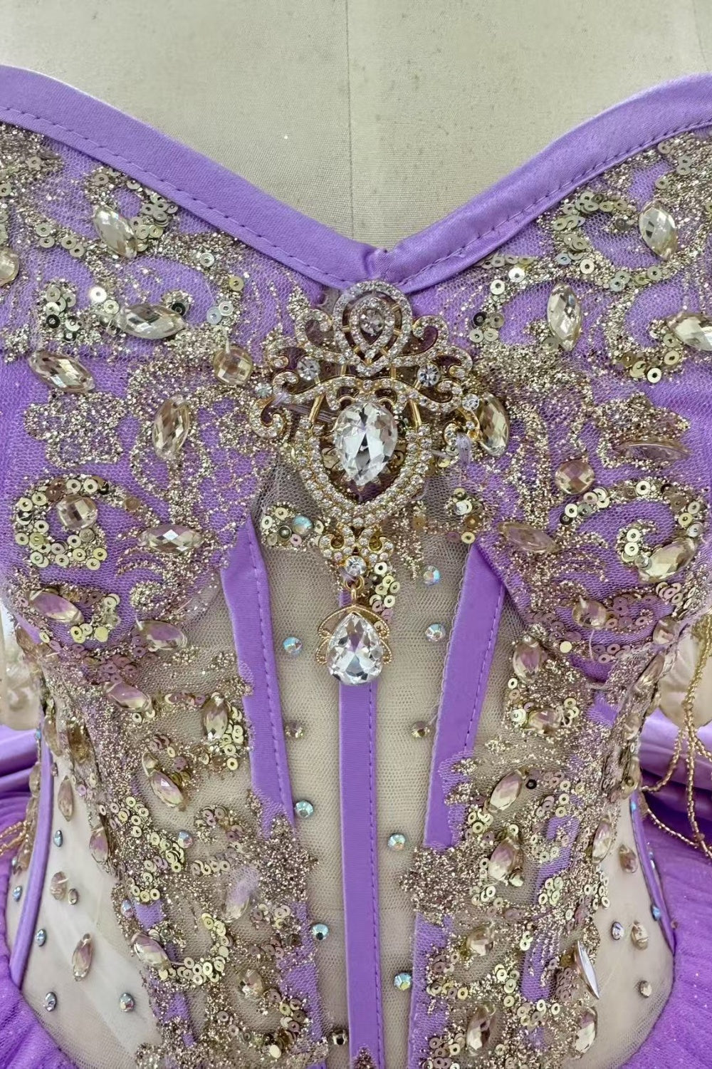Off Shoulder Sleeveless Sequins Beaded Gold Appliques Bow Knot Purple Quinceañera Dress Y1010