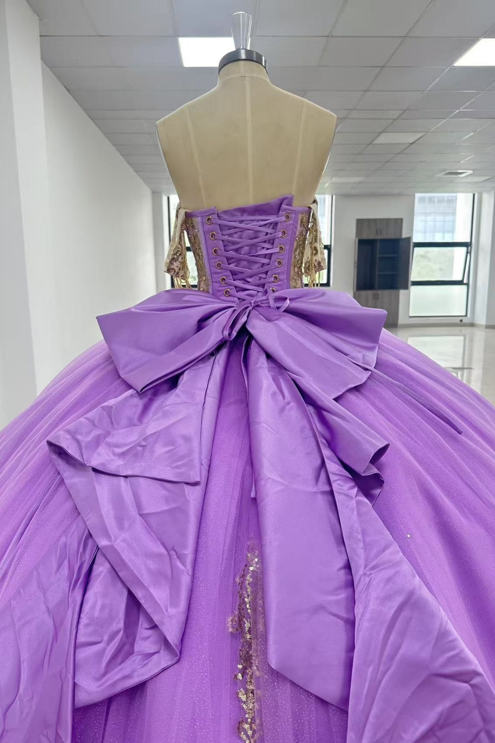 Off Shoulder Sleeveless Sequins Beaded Gold Appliques Bow Knot Purple Quinceañera Dress Y1010