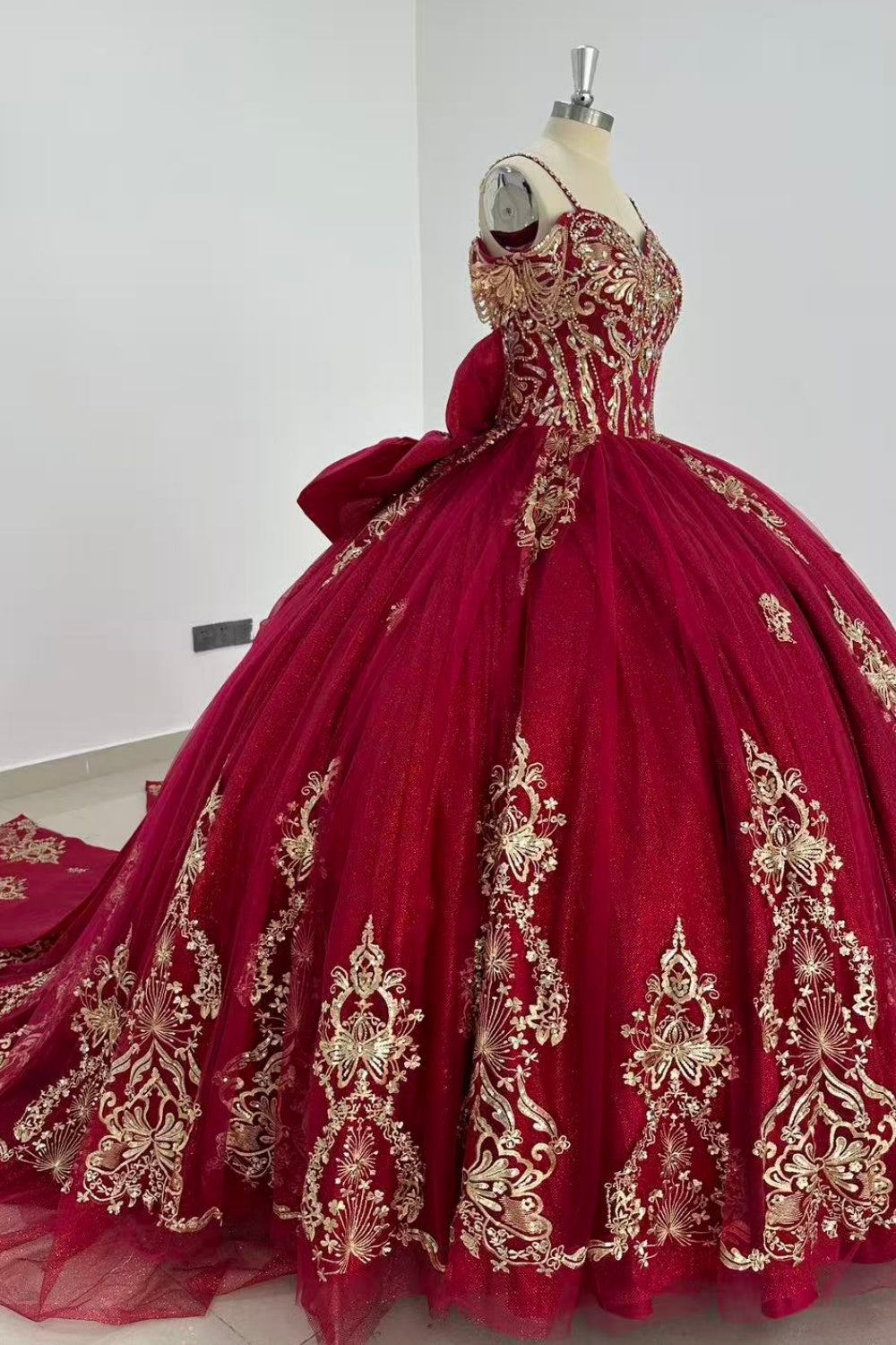 Off Shoulder Spaghetti Straps Sleeveless Beaded Gold Appliques Bow Knot Burgundy Quinceañera Dress Y1015
