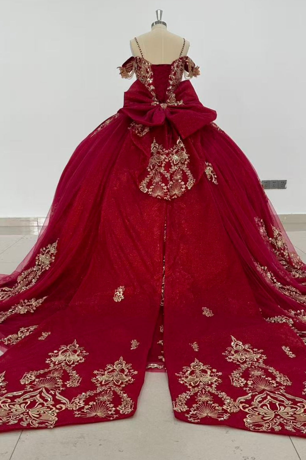 Off Shoulder Spaghetti Straps Sleeveless Beaded Gold Appliques Bow Knot Burgundy Quinceañera Dress Y1015