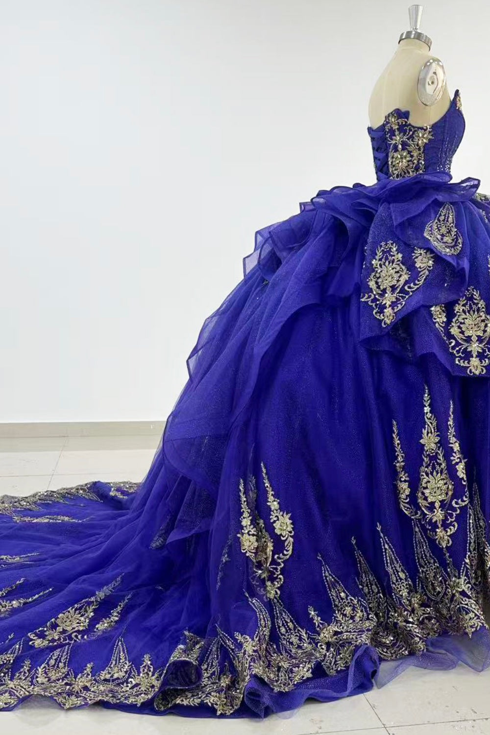 Sweetheart Sleeveless Gold Sequins Appliques Ruffles Tiered Dark Purple Quinceañera Dress Y1019