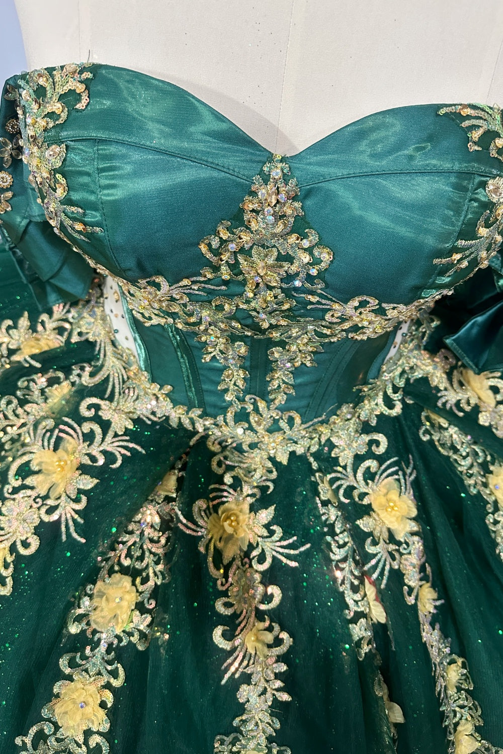 Off Shoulder Sleeveless Beaded 3D Flower Gold Appliques Ruffles Bow Knot Dark Green Quinceañera Dress Y1030