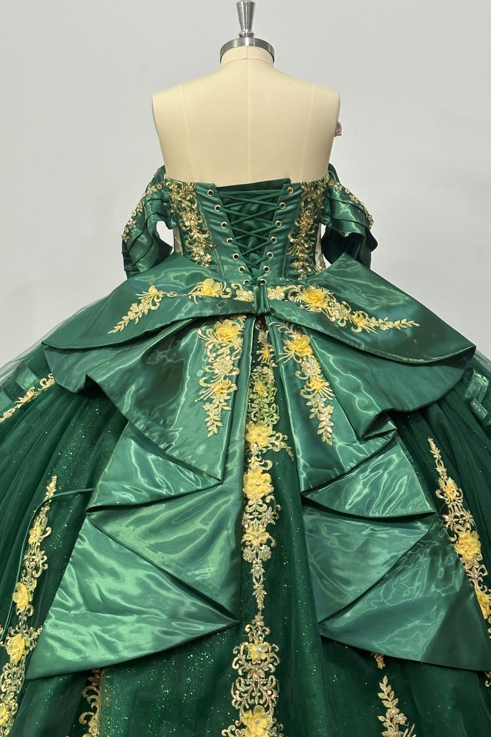 Off Shoulder Sleeveless Beaded 3D Flower Gold Appliques Ruffles Bow Knot Dark Green Quinceañera Dress Y1030
