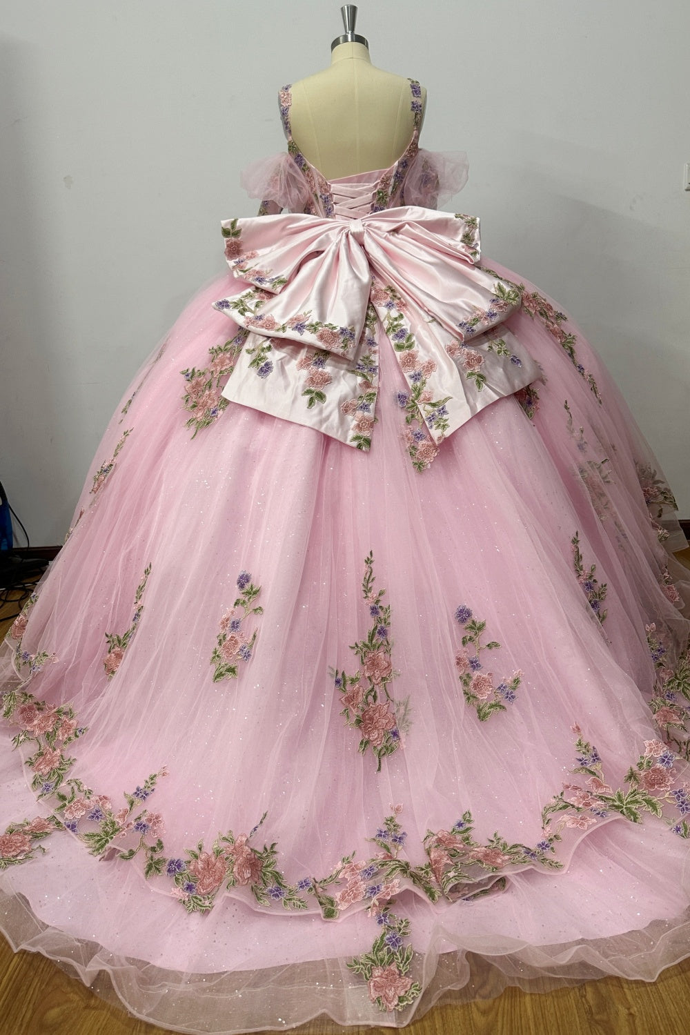 Vestido de Quinceañera Azul Marino con Lentejuelas, Apliques de Cuentas, Brillos y Escote Bardot YQ1055