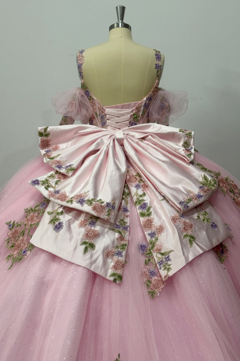 Vestido de Quinceañera Azul Marino con Lentejuelas, Apliques de Cuentas, Brillos y Escote Bardot YQ1055