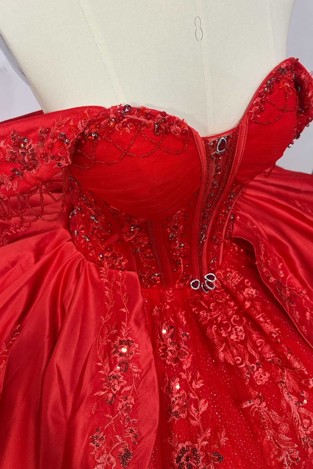 Vestido de Quinceañera Azul Marino con Lentejuelas, Apliques de Cuentas, Brillos y Escote Bardot YQ1055
