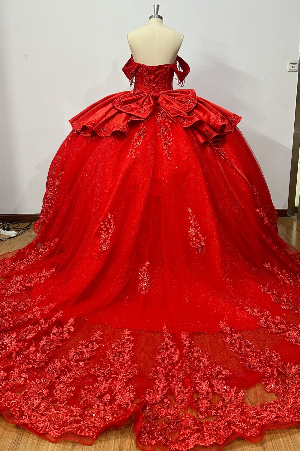Vestido de Quinceañera Azul Marino con Lentejuelas, Apliques de Cuentas, Brillos y Escote Bardot YQ1055