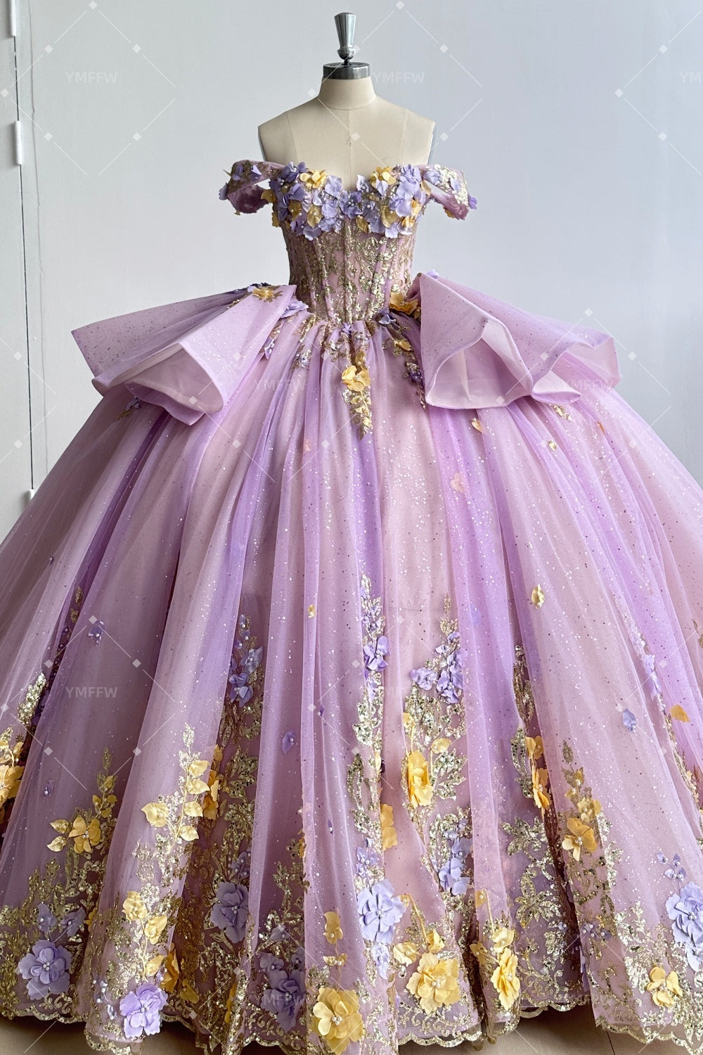 Vestido de Quinceañera Azul Marino con Lentejuelas, Apliques de Cuentas, Brillos y Escote Bardot YQ1055