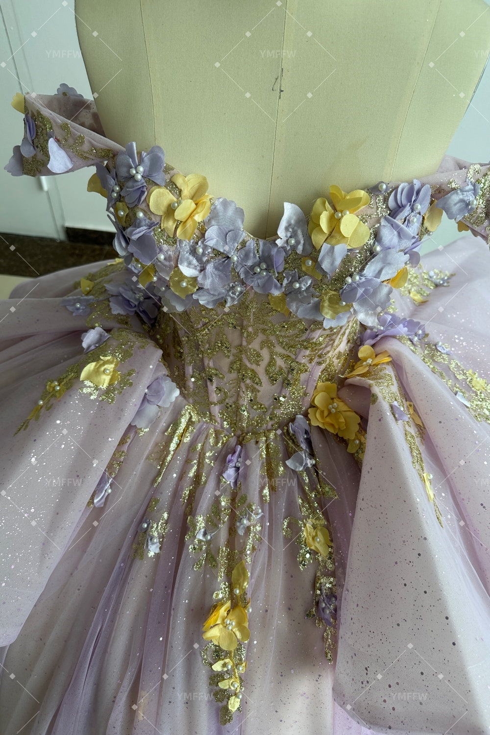 Vestido de Quinceañera Azul Marino con Lentejuelas, Apliques de Cuentas, Brillos y Escote Bardot YQ1055