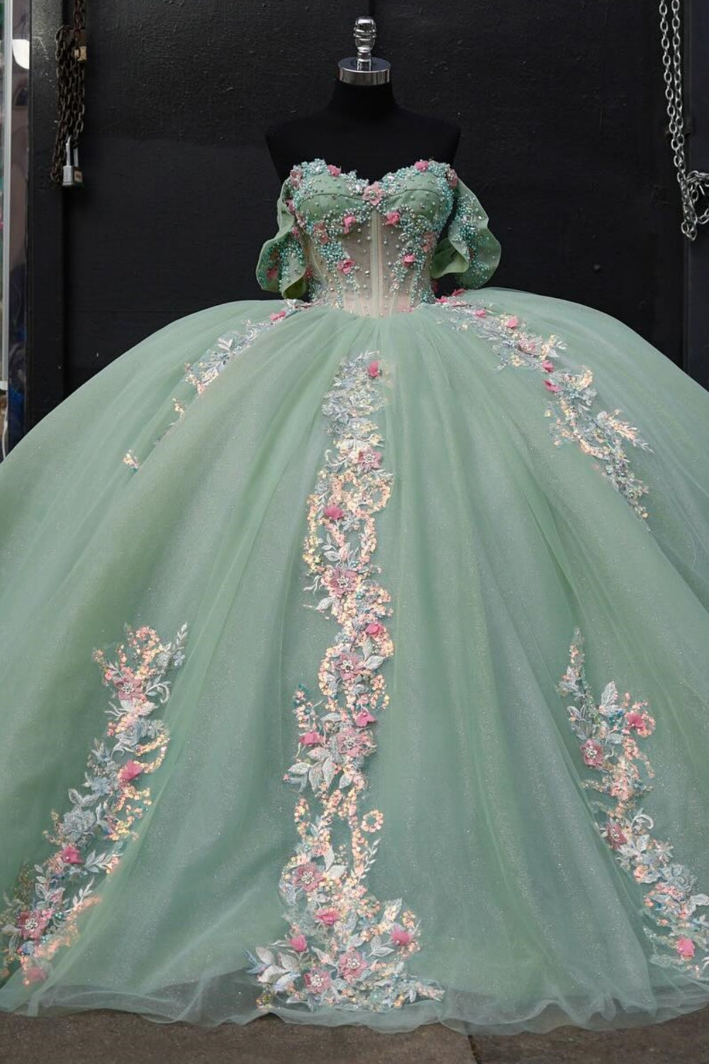 Vestido de Quinceañera Verde Menta con Hombros Descubiertos, sin Mangas, con Cuentas y Flores 3D YQ1002
