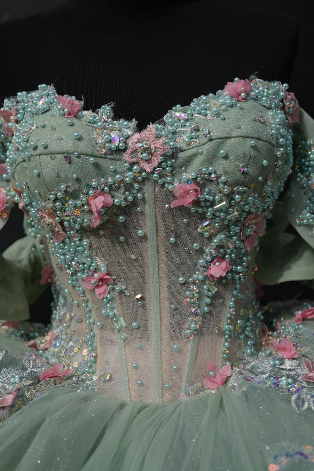 Vestido de Quinceañera Verde Menta con Hombros Descubiertos, sin Mangas, con Cuentas y Flores 3D YQ1002