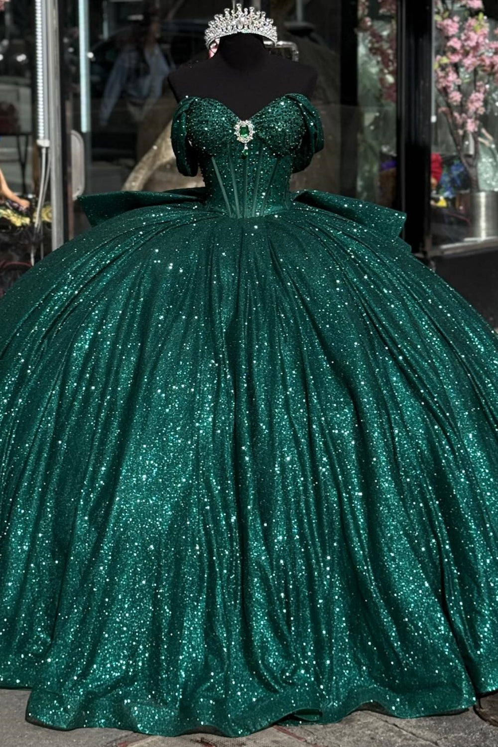 Vestido de quinceañera YQ1003 sin mangas con hombros descubiertos, abalorios de cristal y fruncido con purpurina