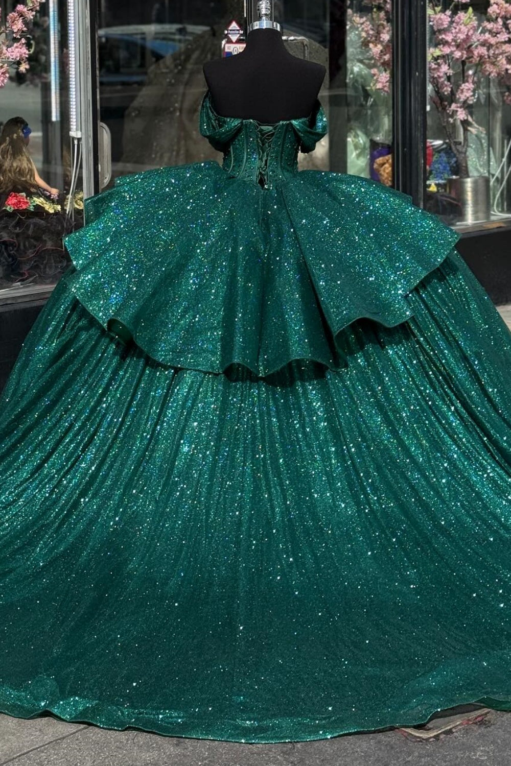 Vestido de quinceañera YQ1003 sin mangas con hombros descubiertos, abalorios de cristal y fruncido con purpurina