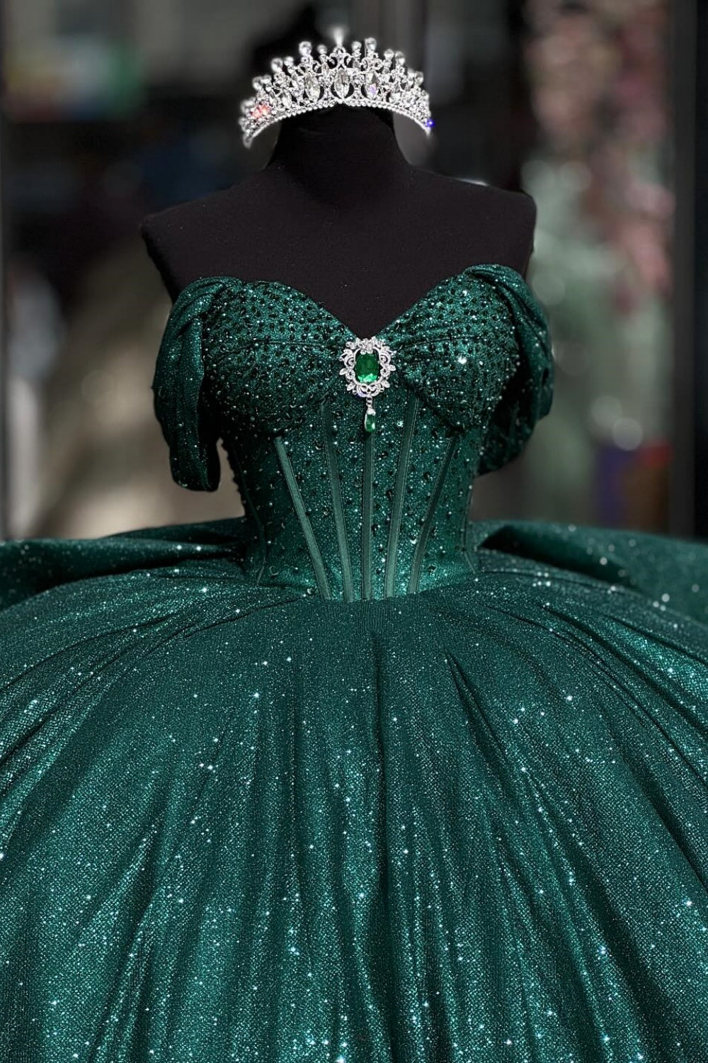 Vestido de quinceañera YQ1003 sin mangas con hombros descubiertos, abalorios de cristal y fruncido con purpurina