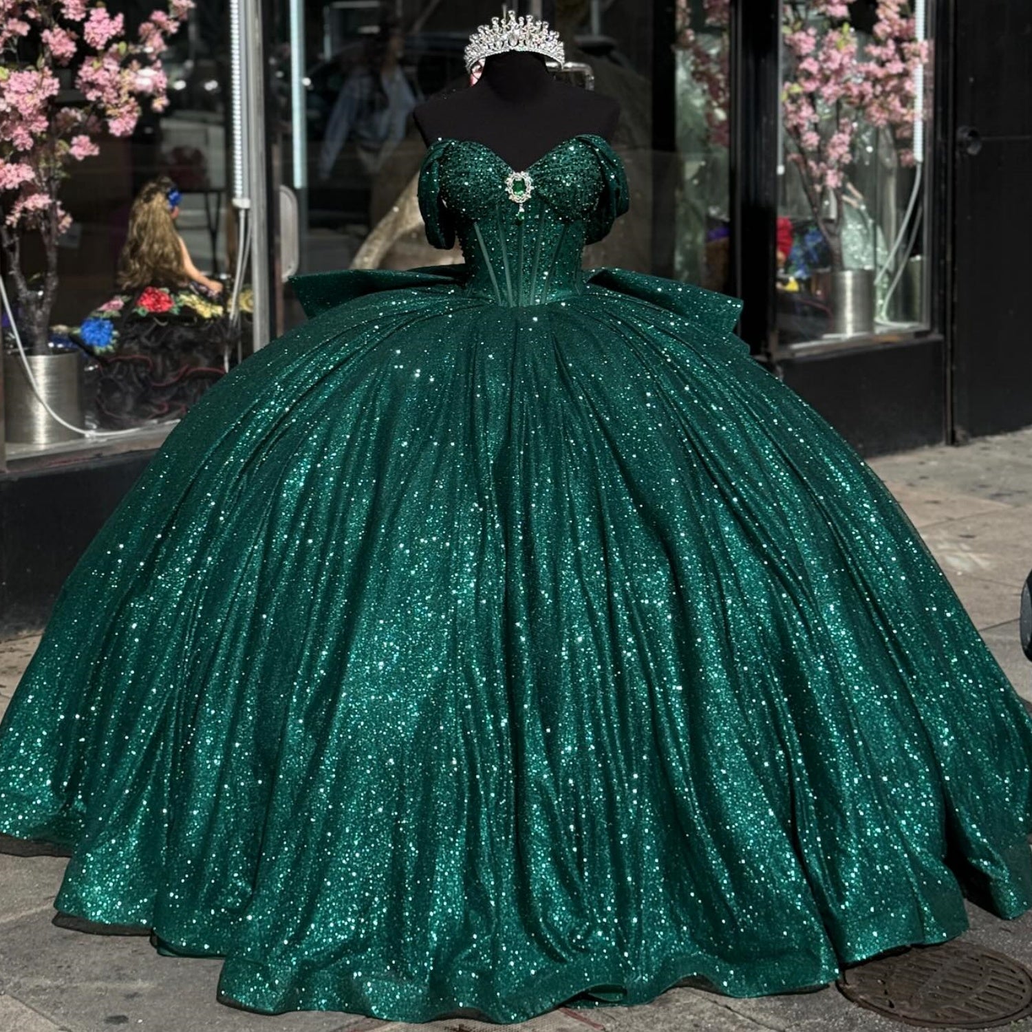 Vestido de quinceañera YQ1003 sin mangas con hombros descubiertos, abalorios de cristal y fruncido con purpurina