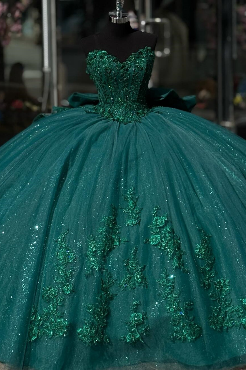Vestido de quinceañera verde oscuro YQ1005 con escote corazón, sin mangas, apliques, lazo y volantes