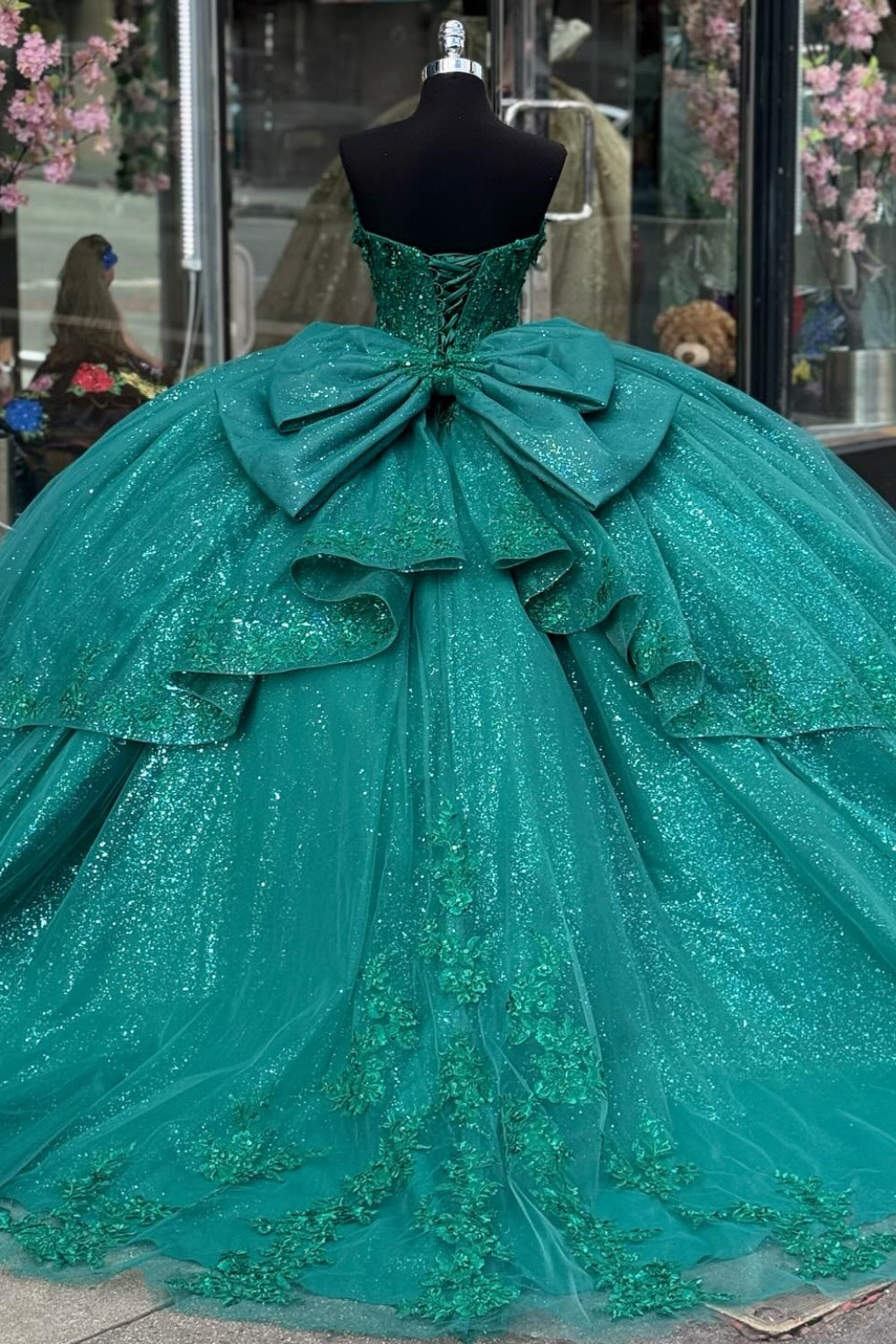 Vestido de quinceañera verde oscuro YQ1005 con escote corazón, sin mangas, apliques, lazo y volantes