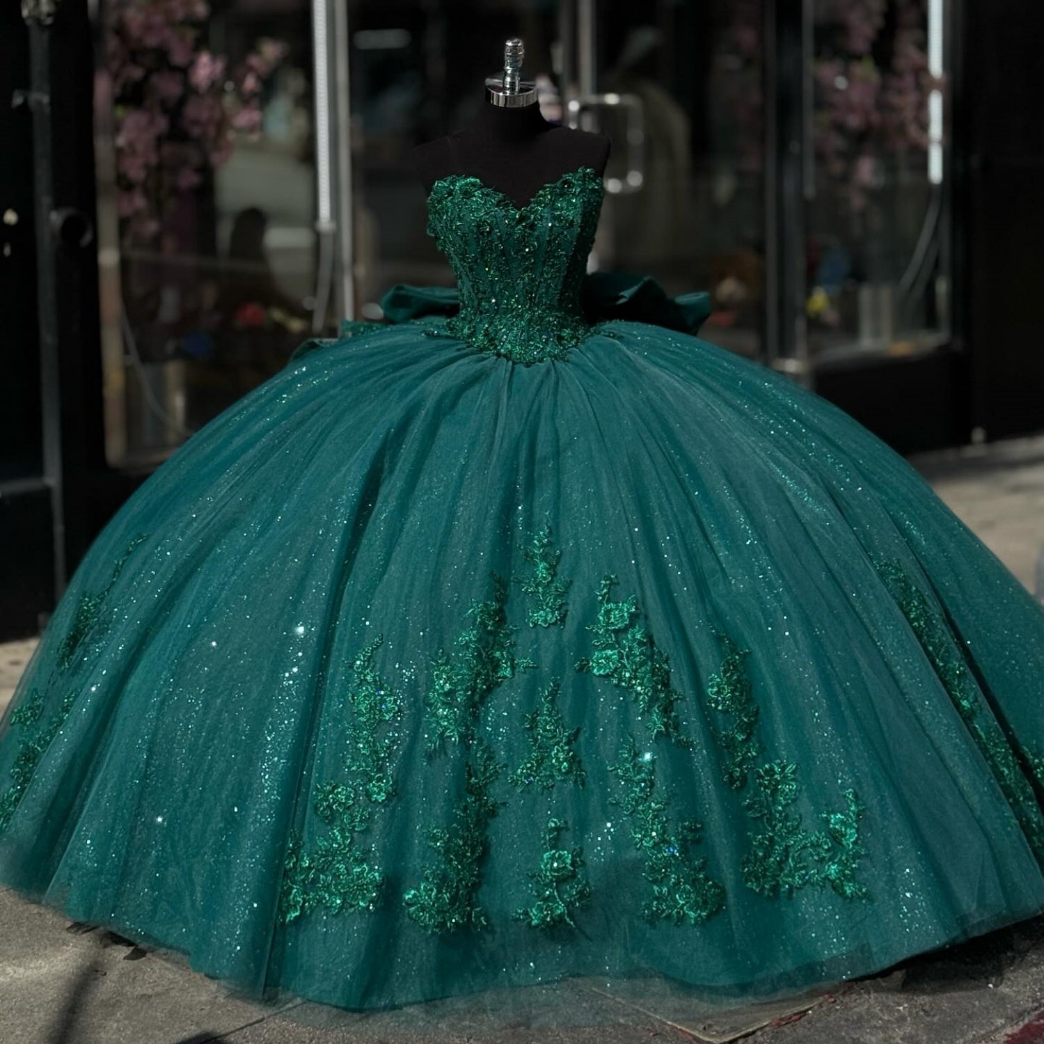 Vestido de quinceañera verde oscuro YQ1005 con escote corazón, sin mangas, apliques, lazo y volantes