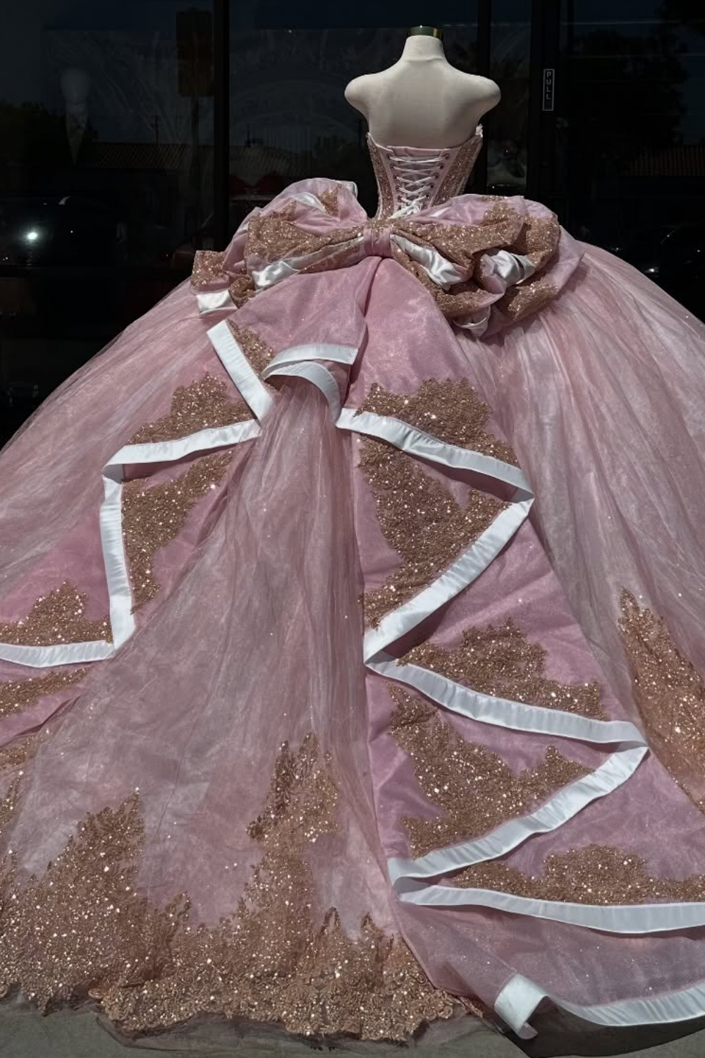 Sweetheart Sleeveless Beaded Gold Appliques Bow Knot Pink Quinceañera Dress YQ1006