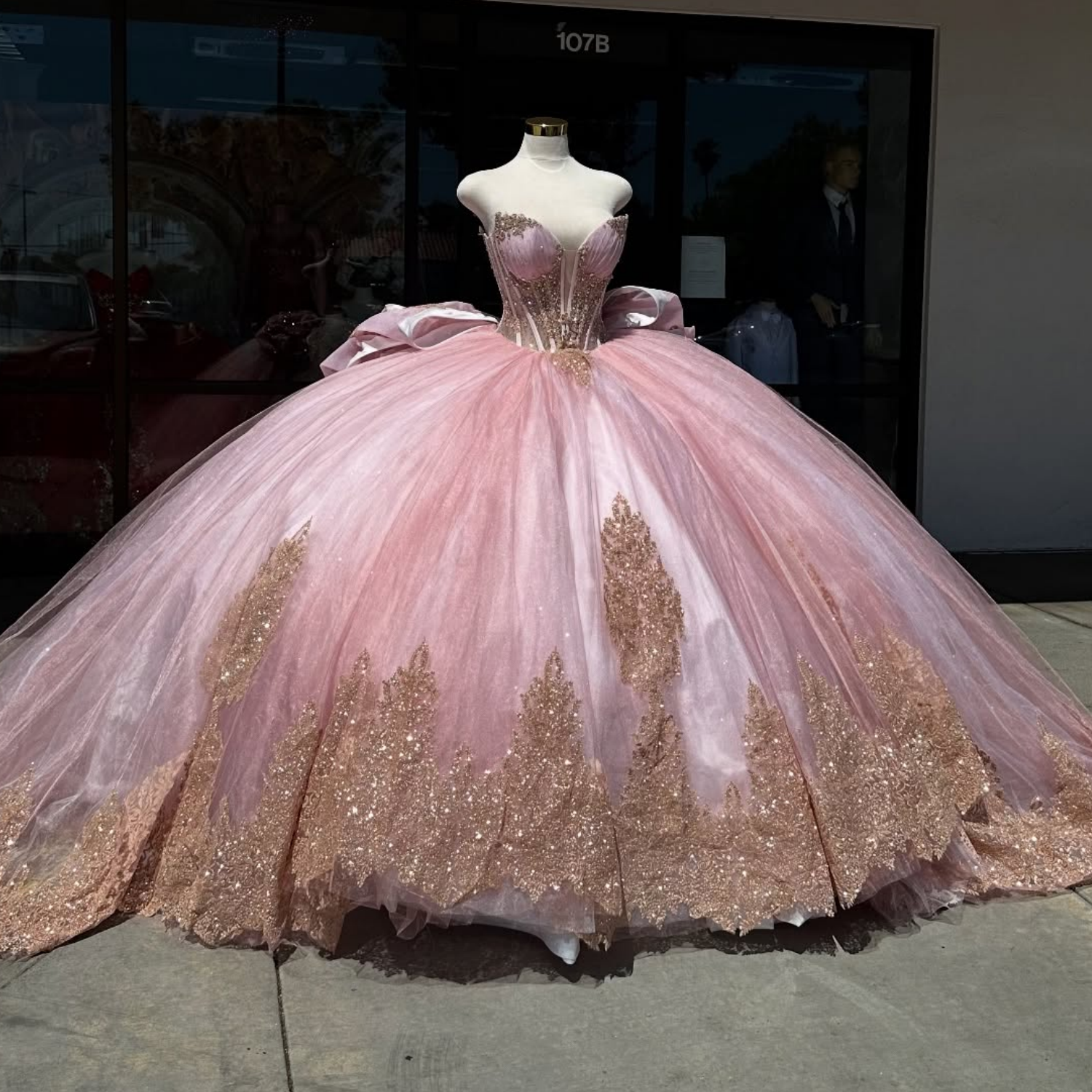 Vestido de quinceañera rosa YQ1006 sin mangas, con escote corazón, cuentas, apliques dorados y nudo de lazo