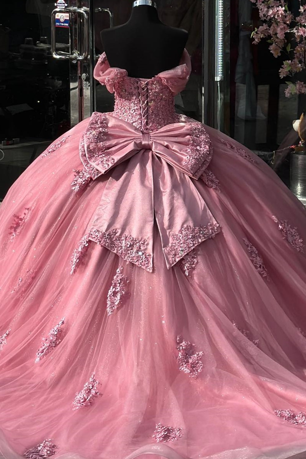 Vestido de Quinceañera Rosa con Hombros Descubiertos, Sin Mangas, con Apliques y Lazo YQ1009