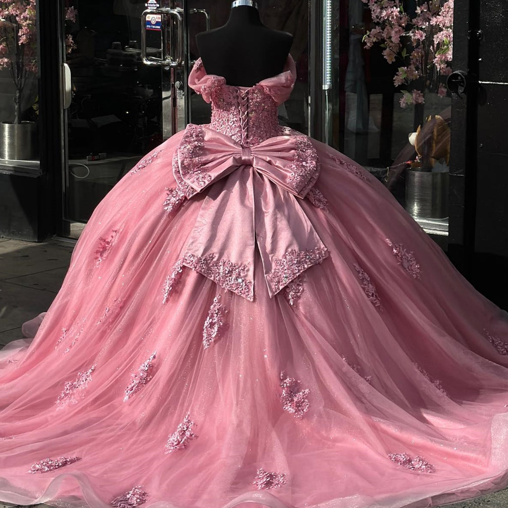 Vestido de Quinceañera Rosa con Hombros Descubiertos, Sin Mangas, con Apliques y Lazo YQ1009