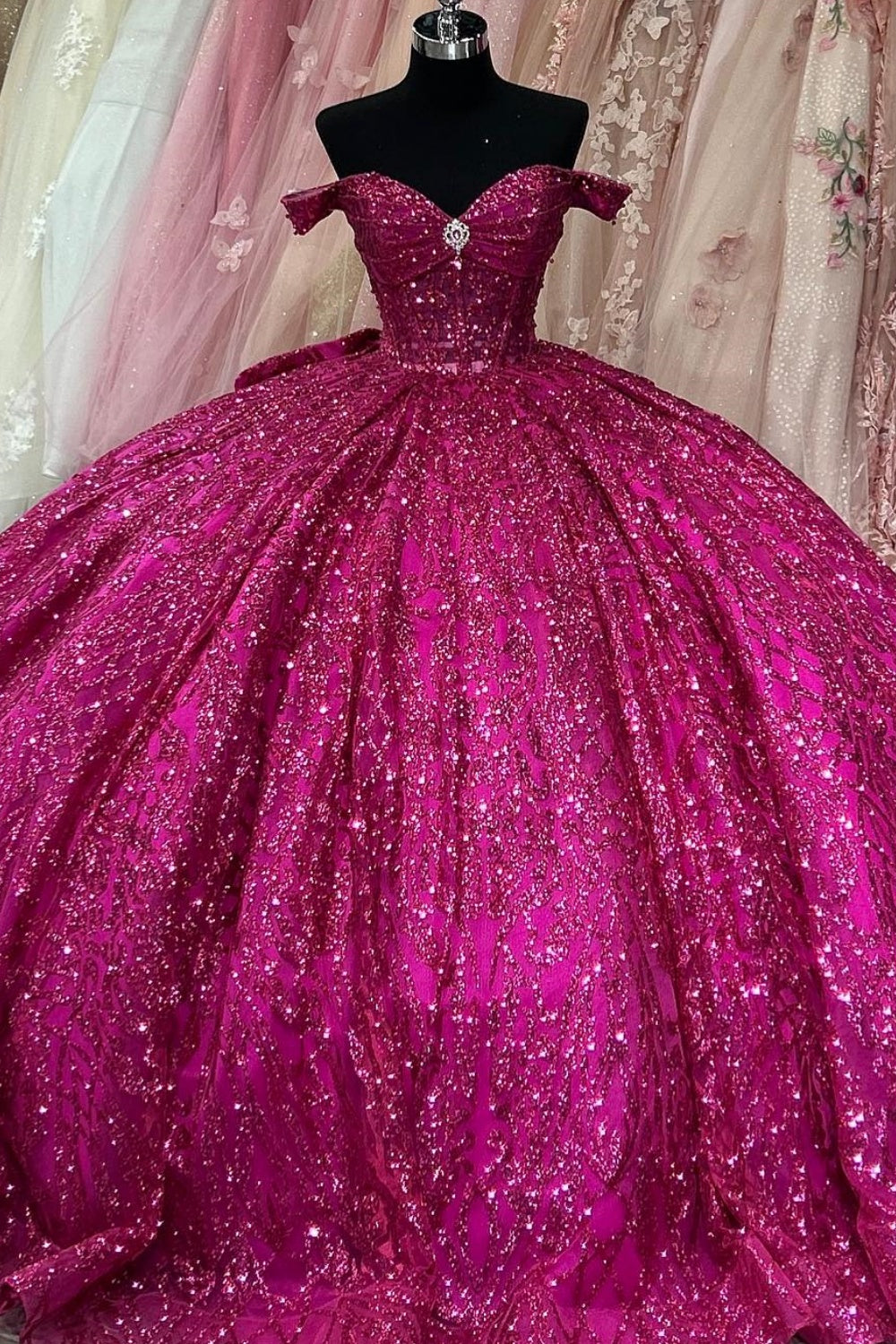 Vestido de Quinceañera con Hombros Descubiertos, sin Mangas, con Cuentas de Cristal, Fucsia Brillante y Nudo de Lazo YQ1017