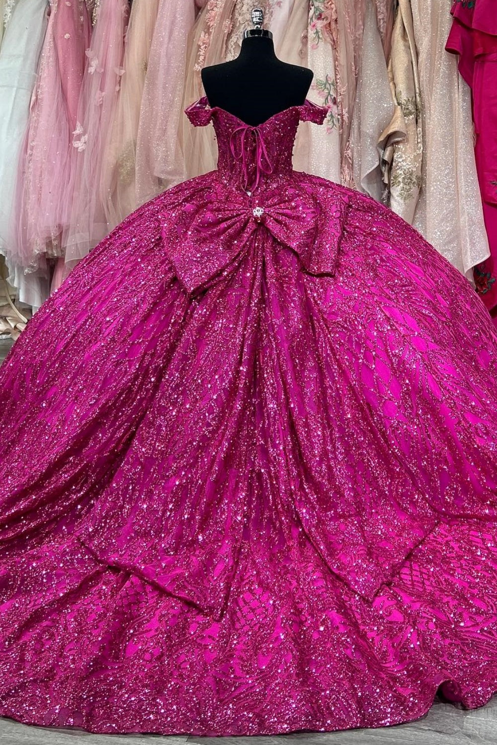Vestido de Quinceañera con Hombros Descubiertos, sin Mangas, con Cuentas de Cristal, Fucsia Brillante y Nudo de Lazo YQ1017