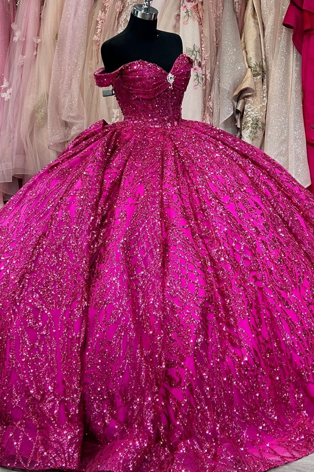 Vestido de Quinceañera con Hombros Descubiertos, sin Mangas, con Cuentas de Cristal, Fucsia Brillante y Nudo de Lazo YQ1017