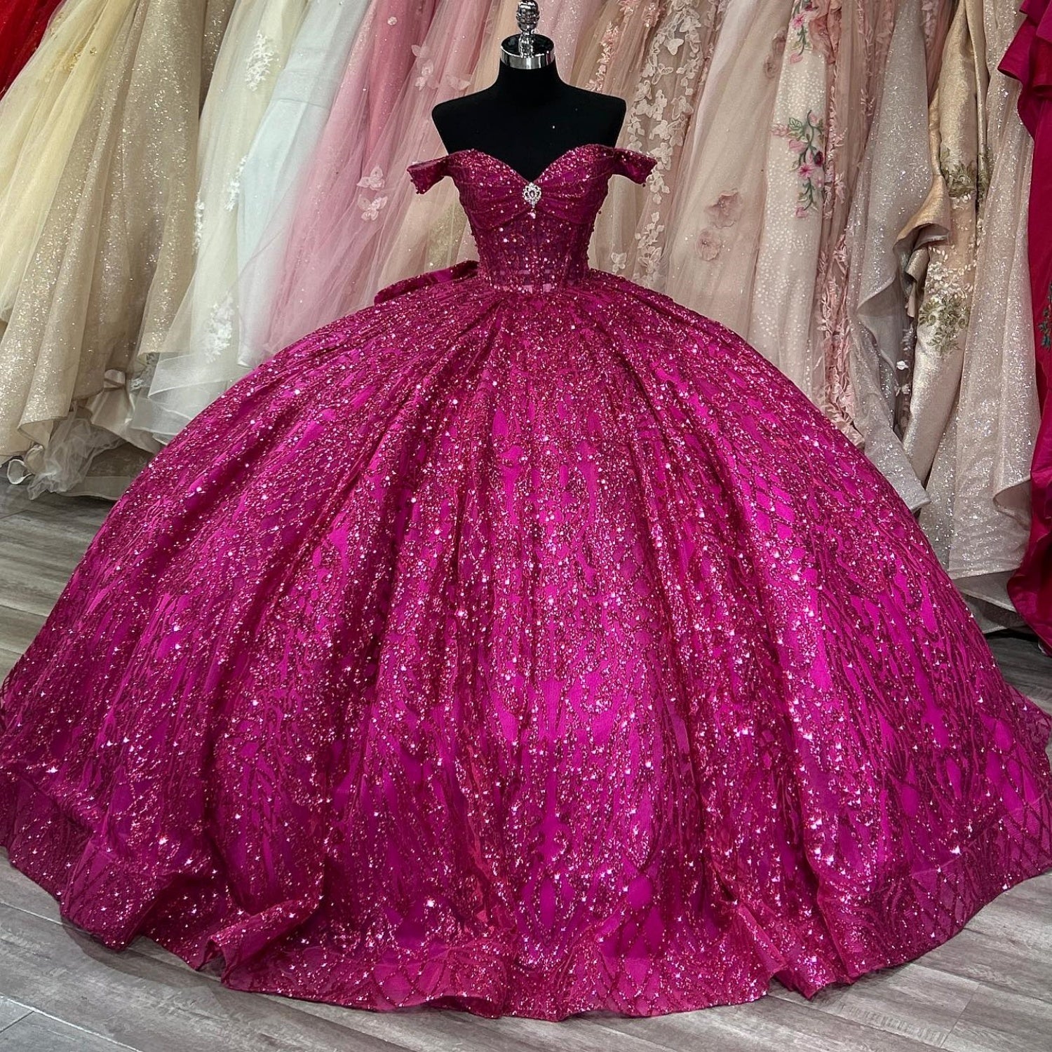 Vestido de Quinceañera con Hombros Descubiertos, sin Mangas, con Cuentas de Cristal, Fucsia Brillante y Nudo de Lazo YQ1017
