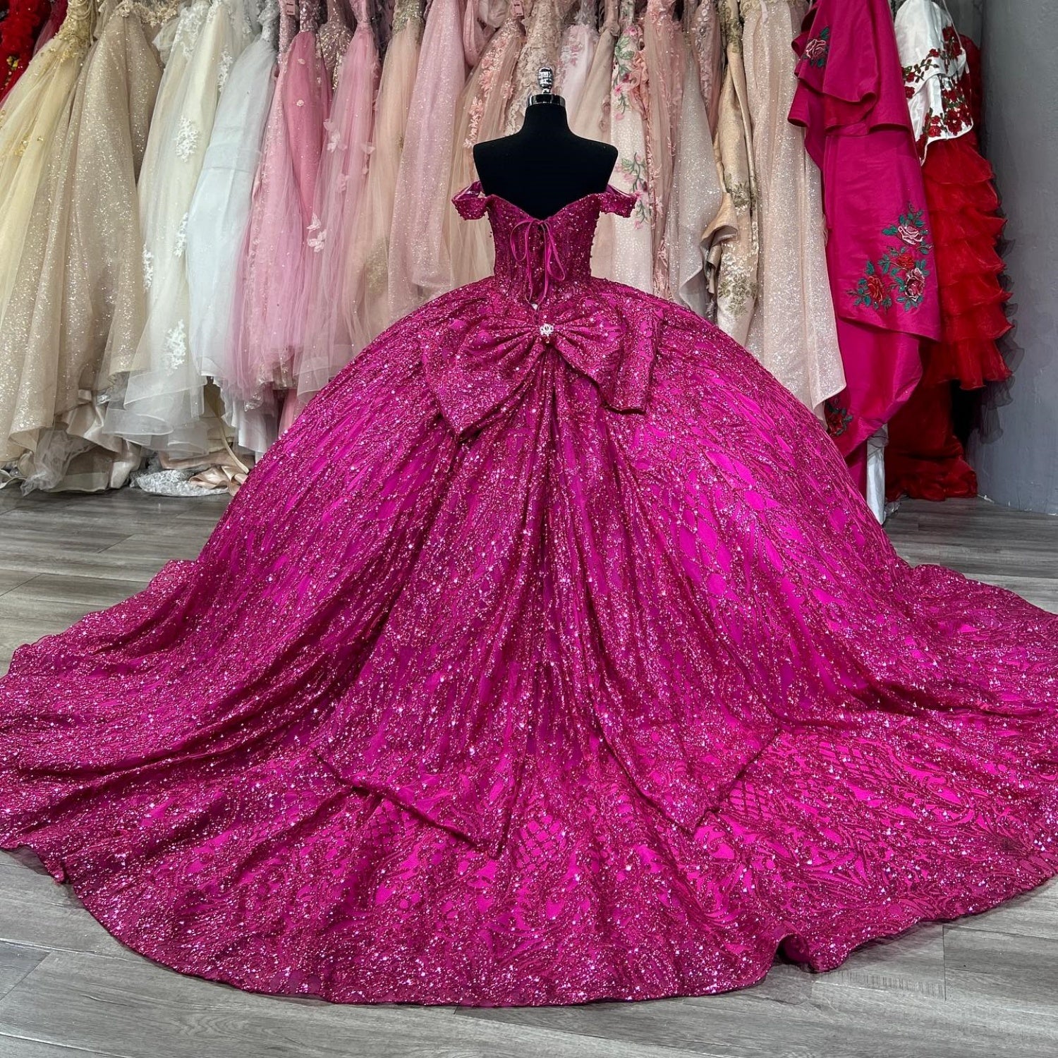 Vestido de Quinceañera con Hombros Descubiertos, sin Mangas, con Cuentas de Cristal, Fucsia Brillante y Nudo de Lazo YQ1017