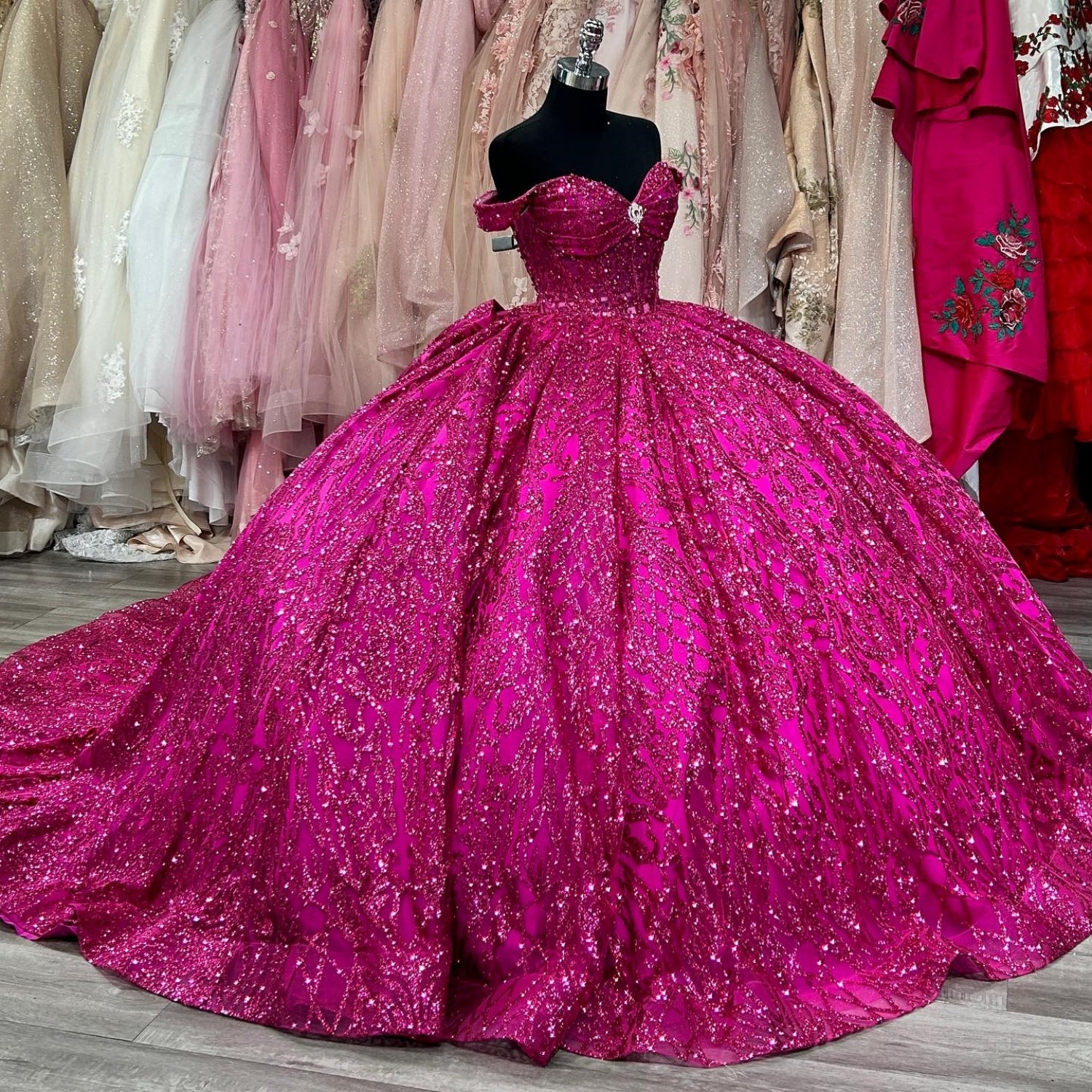 Vestido de Quinceañera con Hombros Descubiertos, sin Mangas, con Cuentas de Cristal, Fucsia Brillante y Nudo de Lazo YQ1017
