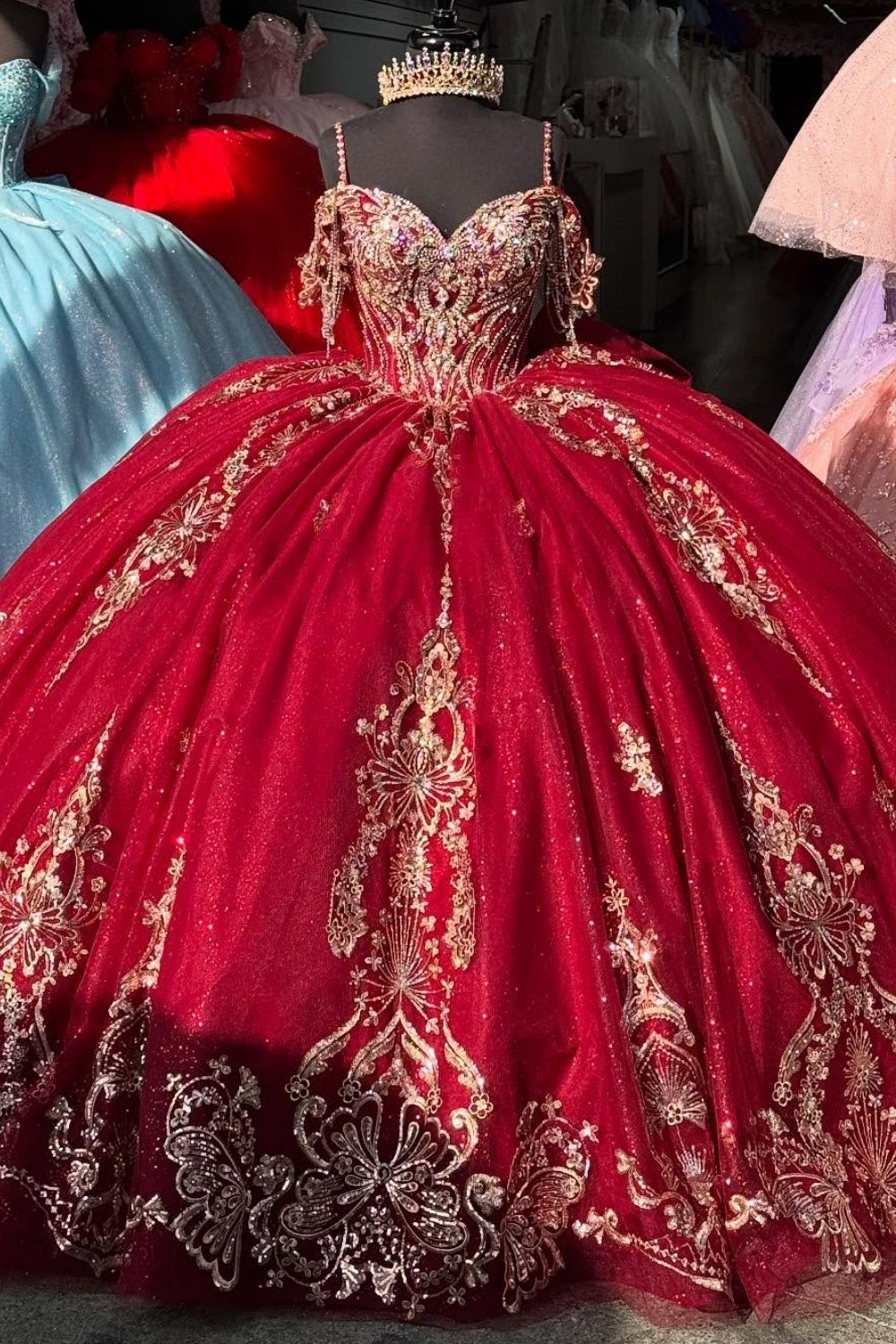 Vestido de quinceañera YQ1019 con hombros descubiertos, sin mangas, tirantes finos, apliques dorados de cuentas y lazo, color borgoña