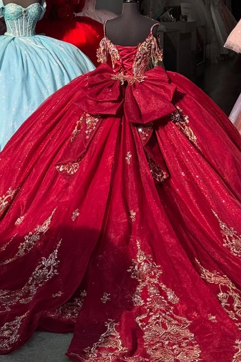 Vestido de quinceañera YQ1019 con hombros descubiertos, sin mangas, tirantes finos, apliques dorados de cuentas y lazo, color borgoña