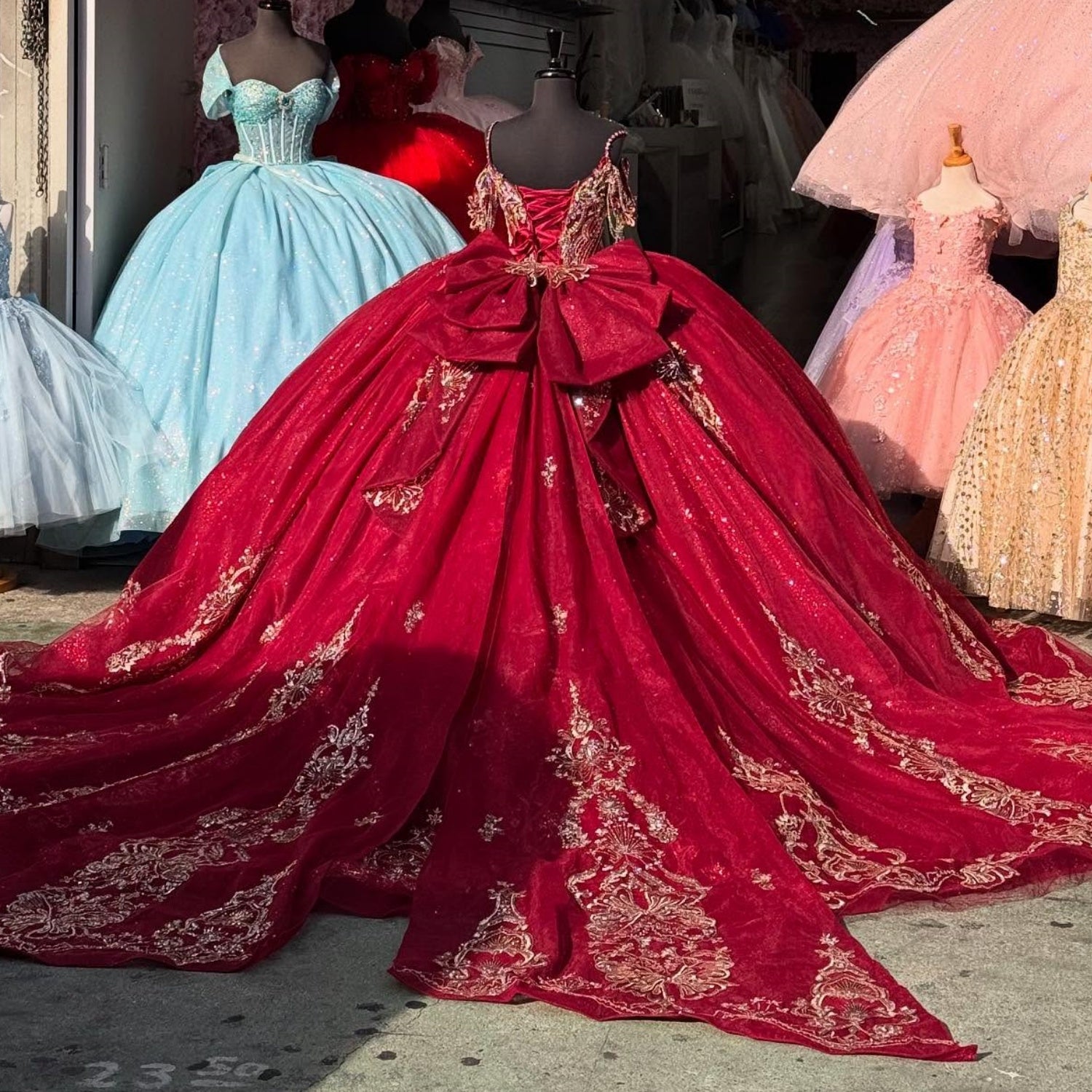 Vestido de quinceañera YQ1019 con hombros descubiertos, sin mangas, tirantes finos, apliques dorados de cuentas y lazo, color borgoña