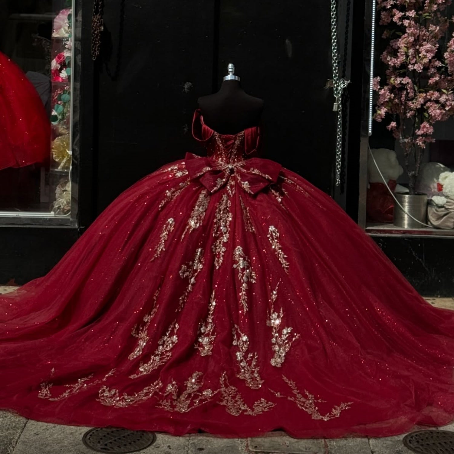 Vestidos de quinceañera YQ1020 con lentejuelas doradas, hombros descubiertos, sin mangas y lazo