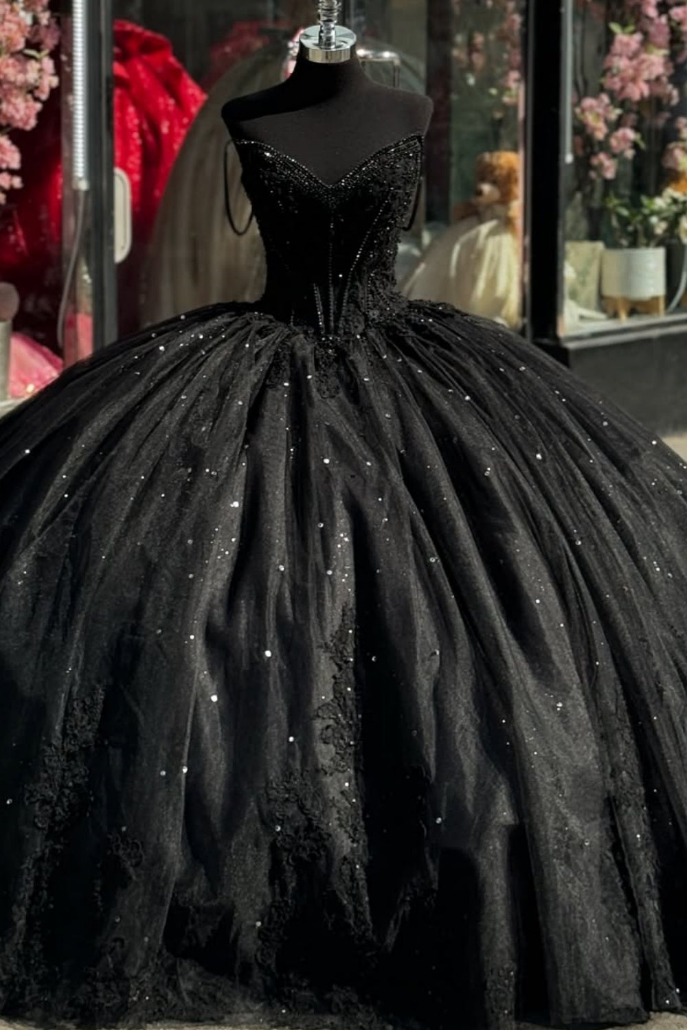 Vestido de Quinceañera Negro con Nudo de Lazo, Apliques de Encaje y Cuentas sin Mangas con Escote Corazón YQ1021
