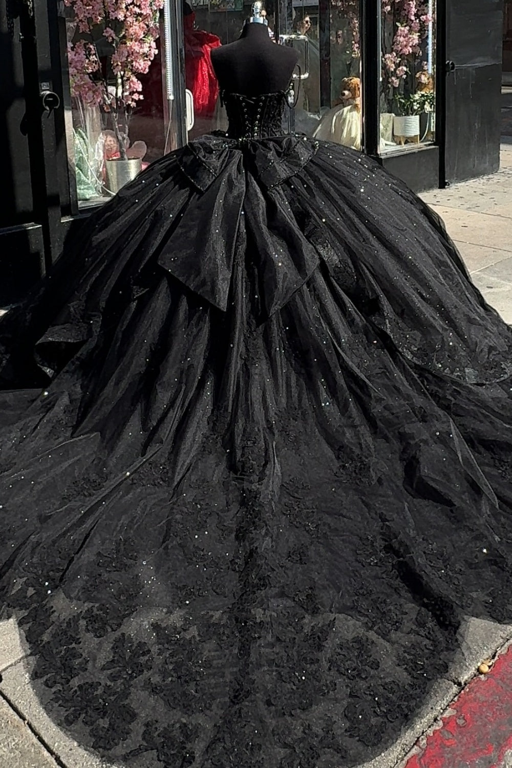 Vestido de Quinceañera Negro con Nudo de Lazo, Apliques de Encaje y Cuentas sin Mangas con Escote Corazón YQ1021