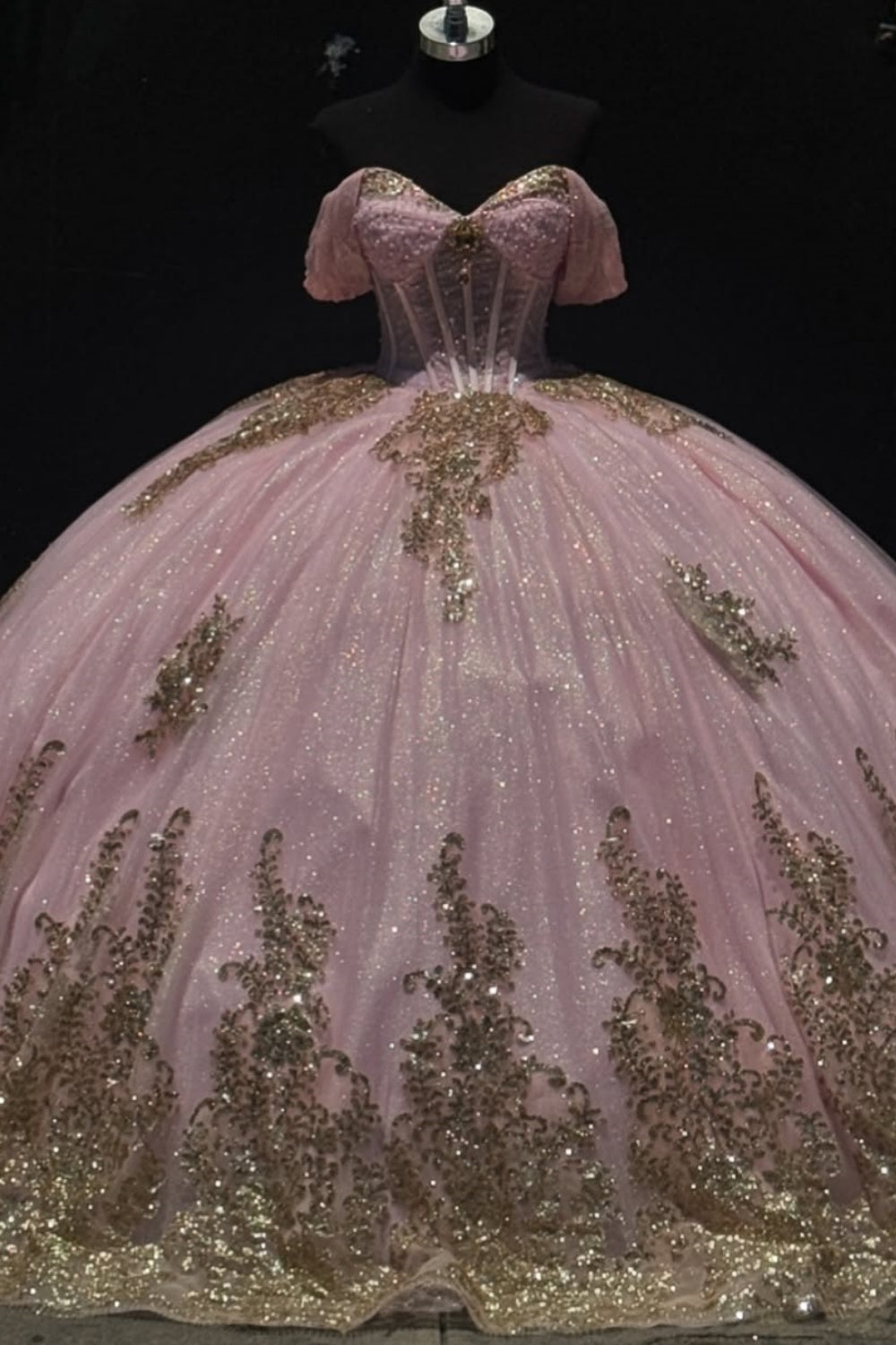 Vestido de Quinceañera YQ1022 sin mangas con hombros descubiertos, abalorios dorados con lentejuelas, apliques y lazo