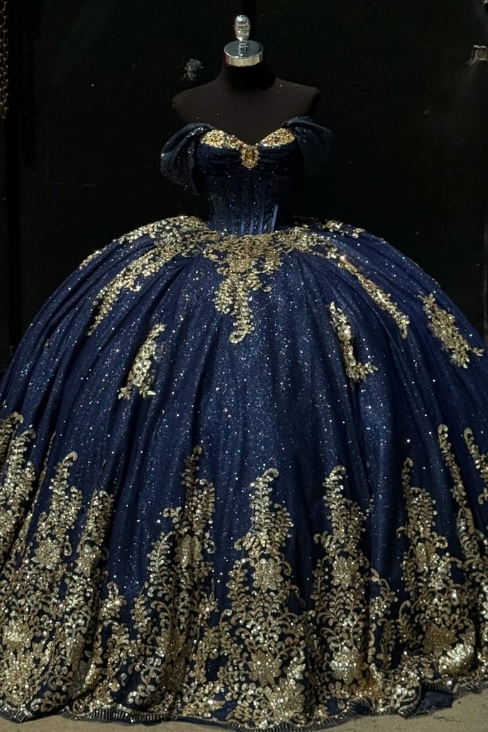 Vestido de Quinceañera YQ1022 sin mangas con hombros descubiertos, abalorios dorados con lentejuelas, apliques y lazo