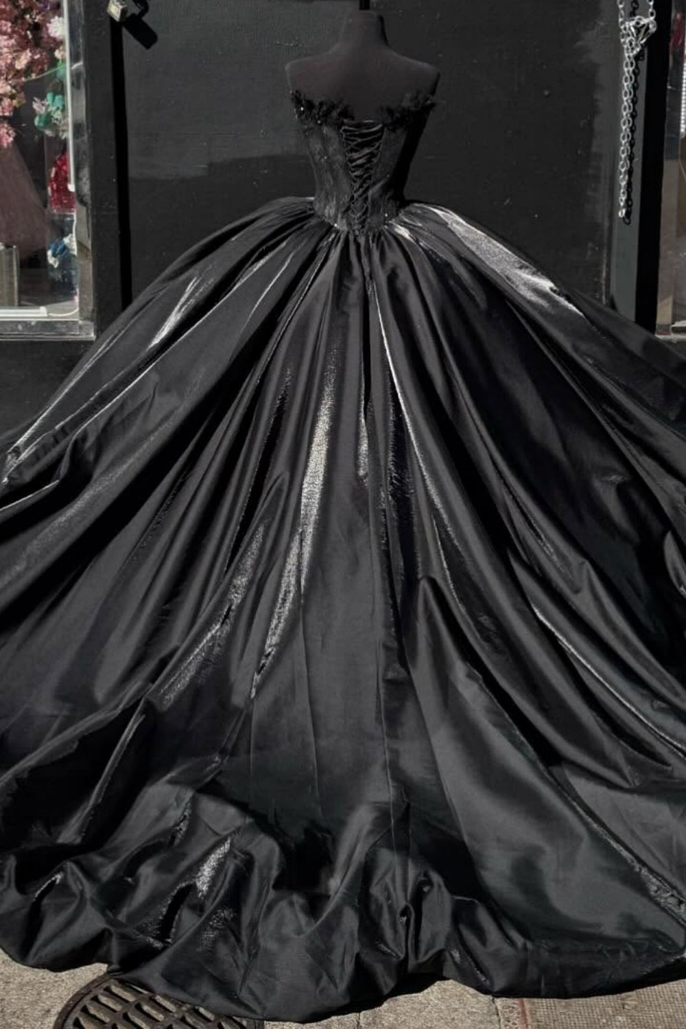 Vestido de Quinceañera Negro con Mangas Desmontables, Apliques de Encaje y Cuentas Escote Corazón YQ1023