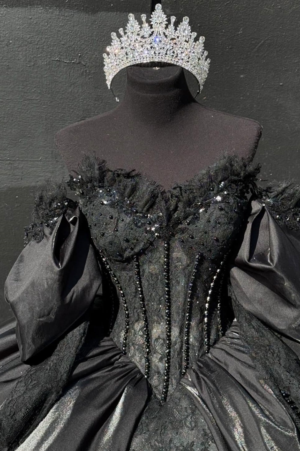 Sweetheart Detachable Sleeves Beaded Lace Appliques Black Quinceañera Dress YQ1023