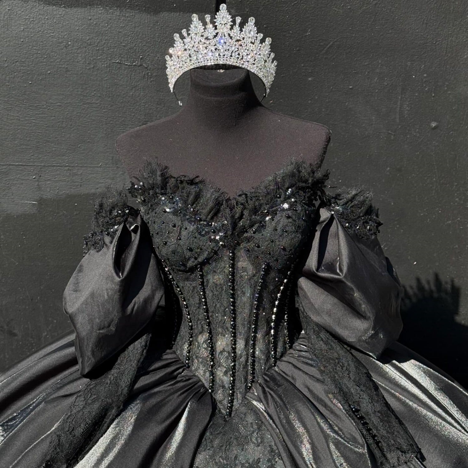 Vestido de Quinceañera Negro con Mangas Desmontables, Apliques de Encaje y Cuentas Escote Corazón YQ1023