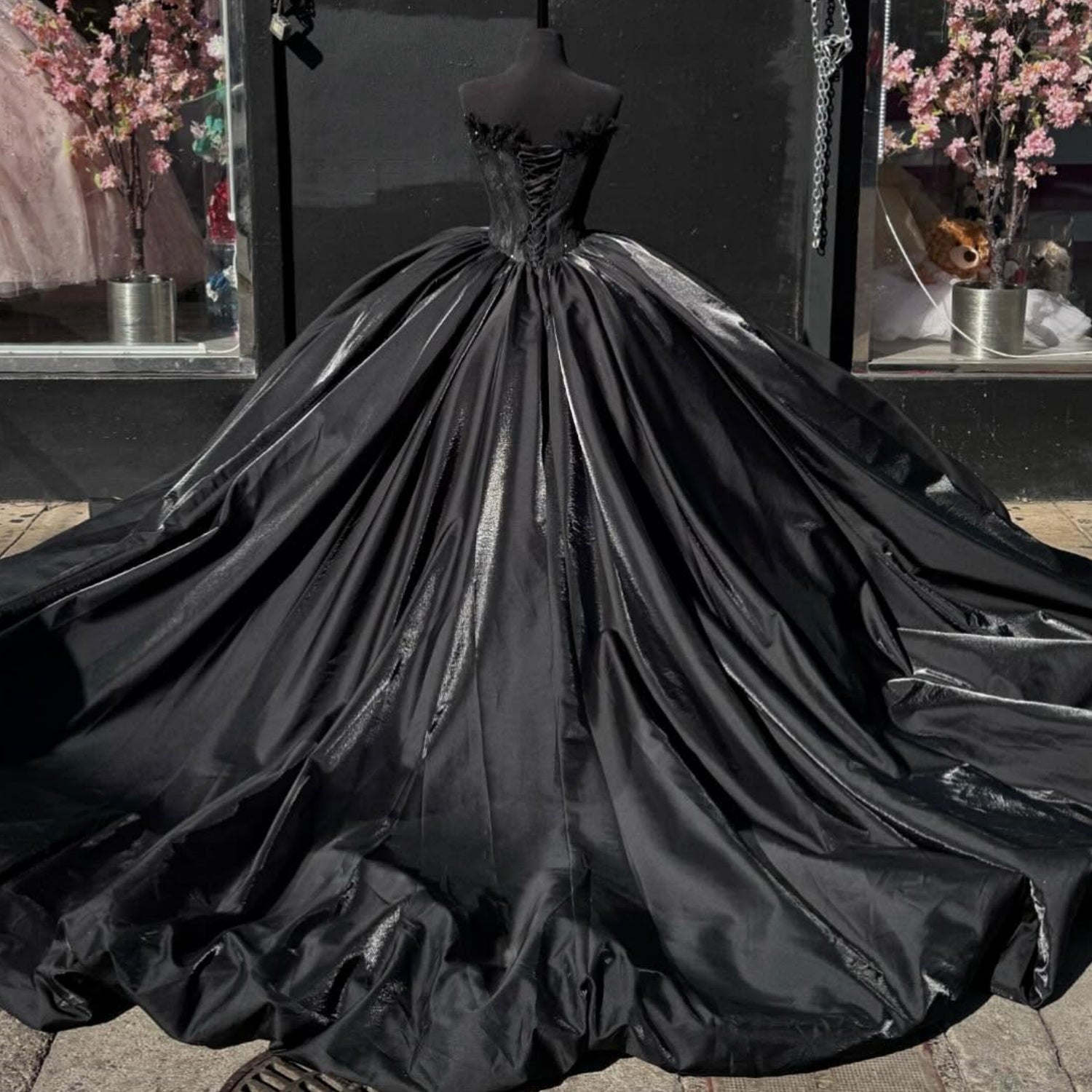Sweetheart Detachable Sleeves Beaded Lace Appliques Black Quinceañera Dress YQ1023