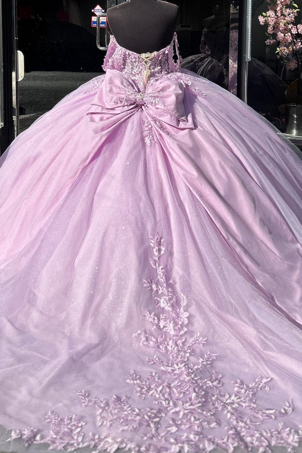 Vestido de Quinceañera Lila con Hombros Descubiertos, Sin Mangas, Plisado, con Aplicaciones y Lazo YQ1025