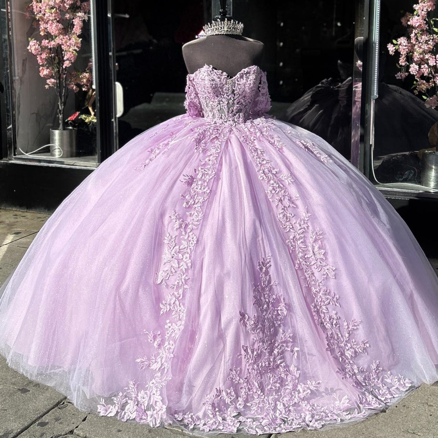 Vestido de Quinceañera Lila con Hombros Descubiertos, Sin Mangas, Plisado, con Aplicaciones y Lazo YQ1025