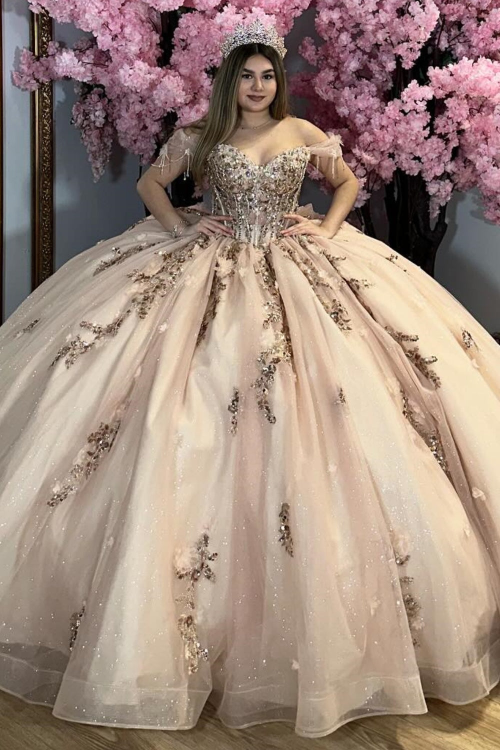 Vestido de Quinceañera color Champaña con Hombros Descubiertos, sin Mangas, con Cuentas, Lentejuelas, Apliques y Lazo YQ1026